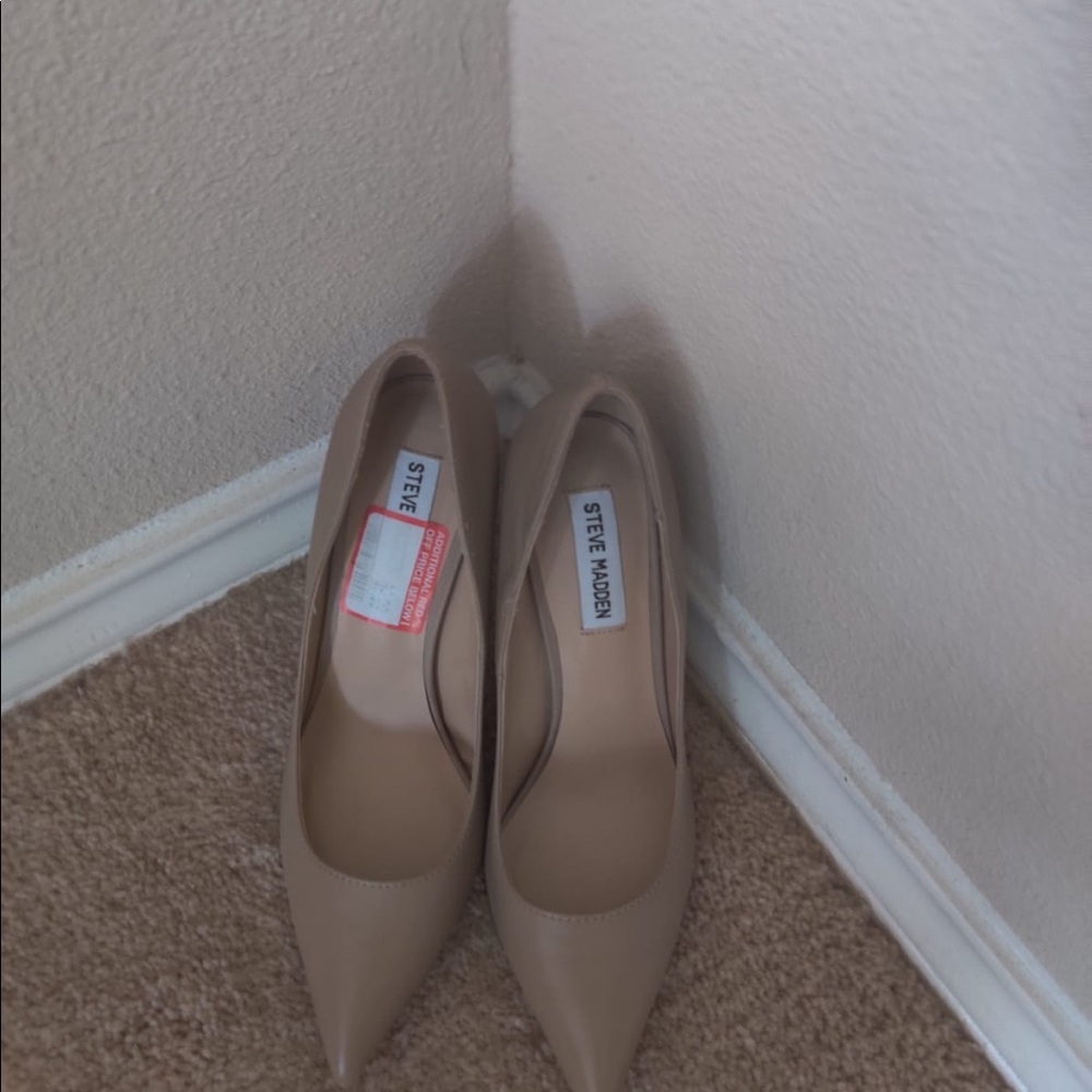 Beautiful Steve Madden nude heels
